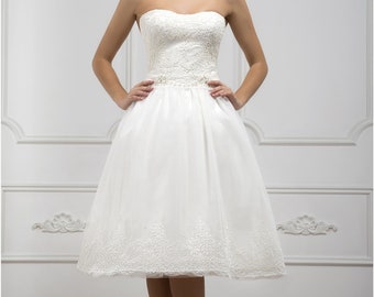 Short sleeveless tulle wedding dress with corset lace. Knee length wedding dress for civil ceremony