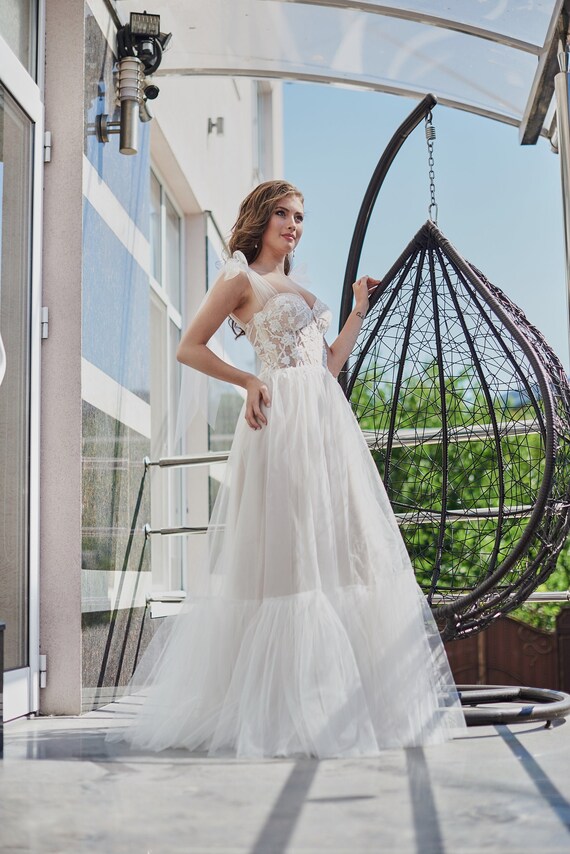 Vestido de boda en el estilo rústico en la página web FineAdviser