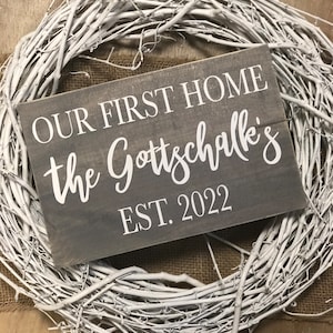 Erste Heimat | Makler Geschenk | Housewarming-neues Haus-Zeichen mit Familie Nachname Echtholz * Individuell anpassbar * Personalisiertes rustikales Bauernhaus-Dekor