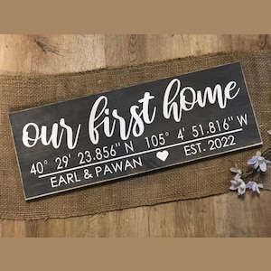 Nowy dom Tabliczka na parapetówkę Nasz pierwszy dom ze współrzędnymi GPS – imionami par – ustaloną datą *Możliwość dostosowania* Prezent dla agenta nieruchomości na zakończenie umowy Dekoracje