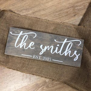 Houten bord met achternaam | Gepersonaliseerde familienaambord | Aangepast houten bord | Huwelijkscadeau | Home Wanddecoratie | Jubileumcadeau | Valentijnsdag