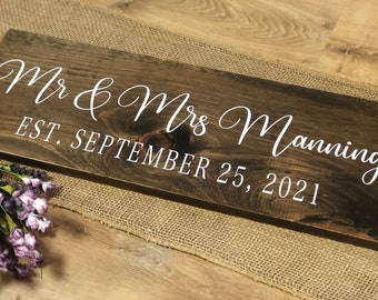 Gepersonaliseerde Mr & Mrs Wood-trouwbord: rustiek tafeldecor met lieverd