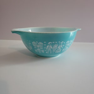 Pyrex Amish Butterprint Second Smallest Cinderella Mixing Bowl in Teal and White 1 1/2 Quart 442