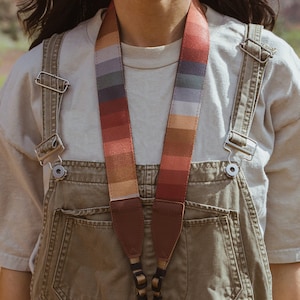 Braunes Retro Gestreiftes Kameragurt Design | Fotografie Zubehör | Bunt | Lebendige | Farbpalette | Umhängetasche