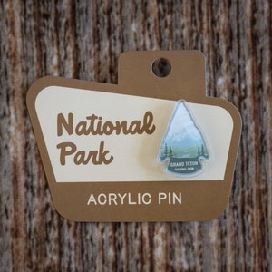 Acryl Pin Grand Teton Nationalpark |  Wyoming Souvenir, Pfeilspitze, Rucksack, Geschenk, Jacke, Shirt, Hut, Fotograf
