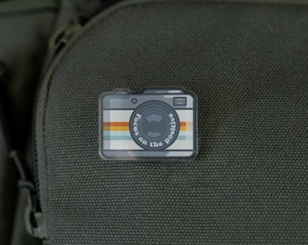Focus on the positive Acrylic Camera Pin | Backpack, Hike, Travel, Exploring Nature, Retro, Vintage film, Gift, Jacket, Shirt, Hat