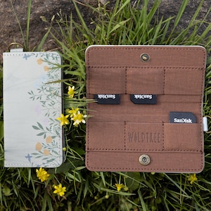 Porte-cartes SD, motif floral délicat champ de fleurs, cuir végétalien, porte-cartes mémoire 6 emplacements, photographe, étui pour jeu, cadeaux pour lui/elle