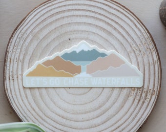 Lass uns Wasserfälle jagen Aufkleber, Inspirationszitat, Zitat Wandern im Freien, Holen Sie sich draußen, erkunden Sie, Hipster-Reisen