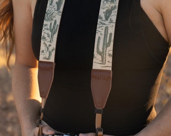 Kameragurt - Western Landschafts Design | Fotografie Accessoire, Vegan Leder, Crossbody | Wüste Wildtiere, Kakteen, Sonne, Natur, Wilder Westen