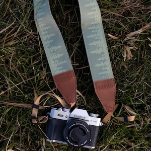 Tracolla per fotocamera con paesaggio di pino, stampa di linee di alberi sempreverdi, pelle vegana, tracolla, regalo per fotografi, accessorio per fotografi
