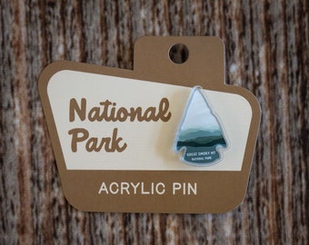 Pin acrílico del Parque Nacional de las Grandes Montañas Humeantes / Tennessee-Carolina del Norte. Recuerdo, punta de flecha, mochila, regalo de viaje.