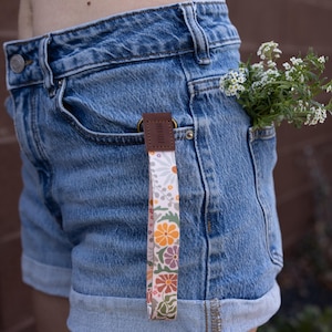 Llavero de pulsera con diseño floral de atardecer - Margarita - Estilo retro - Extremo de cuero vegano marrón, llavero, anilla, cordón, clip para llaves, regalo para ella