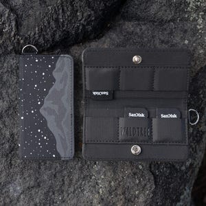 SD-korthållare - Midnight Mountain Stars Design - Veganskt svart läder, minneskorthållare med 6 platser, fototillbehör, spelfodral