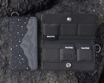 SD Kartenhalter - Midnight Mountain Stars Design - Veganes schwarzes Leder, Speicherkartenhalter 6 Slots, Fotografie Zubehör, Spieletasche