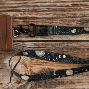 Sleutelkoord - zon en maan - planeten en sterren in zwart bedrukt | Nekkoord voor badge-ID-houder, sleutelhanger | Lang koord, cadeau voor hem/haar