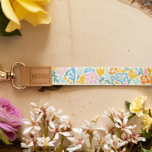 Chaveiro de pulso - Floral de verão - Flores coloridas brilhantes estampadas com acabamento em couro vegano bege, chaveiro, porta-chaves, chaveiro, cordão