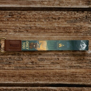 Llavero de pulsera de oso ahumado - Sólo tú, fogata, bosque, MT, río, extremo de cuero marrón vegano, llavero, llavero, cordón, clip de llave