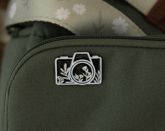 Spilla smaltata floreale con macchina fotografica / Zaino, Escursione, Viaggio, Esplorazione della natura, Montagna, Fiore, Botanico, Pellicola vintage, Regalo, Giacca, Maglietta, Cappello
