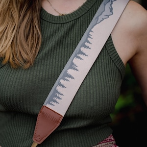 Kameragurt MT und Bäume Landschaft | Tannen & Gebirge | Außenbereich | Hellbraun, Grün, | Vegan Leder | Fotografen Accessoire