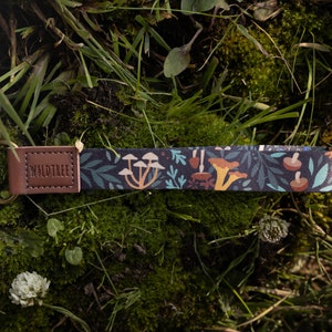 Llavero de pulsera - Diseño de follaje forestal - Hongo, planta forestal, botánico, cuero marrón vegano, llavero, cordón, regalos para él/ella