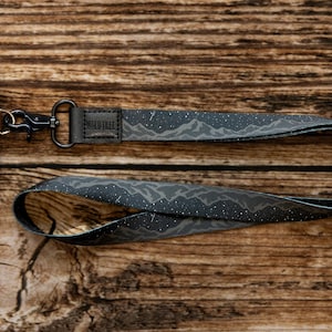 Cordón - Montaña de Medianoche - Montaña y Estrellas Impreso en Negro Cordón para el Cuello para Porta credencial, Llavero / Cordón Largo, Regalo para Él/Ella