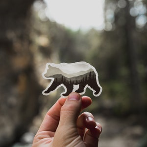 Sticker landschap beer | In de vorm van een beer, dieren in het wild, dier, vinyl, sticker, bumper, laptop, wandelen, bidon, bergen, bomen