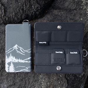 SD Kartenhalter - Wildnis Berglandschaft Design aus veganem schwarzem Leder, Speicherkartenhalter 6 Steckplätze, Fotografie Zubehör, Spieletasche