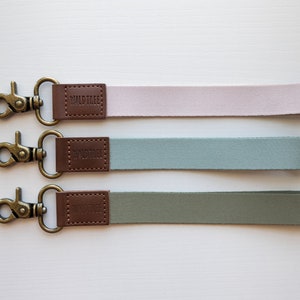 Llavero de pulsera - Colores sólidos - Rosa, azul, verde, extremos de cuero marrón vegano, llavero, llavero, llavero, cordón, clip para llaves, regalos