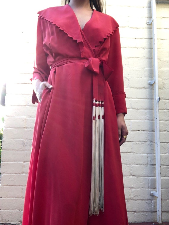 Rare scalloped 1930s vibrant red slinky tie front
