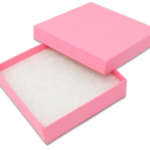 Paquete de 100 cajas de joyería rellenas de algodón de 3,5x3,5x1 pulgadas de color rosa pastel, exhibición de presentación de regalo, almacenamiento artesanal al por menor, caja de papel Kraft para collares