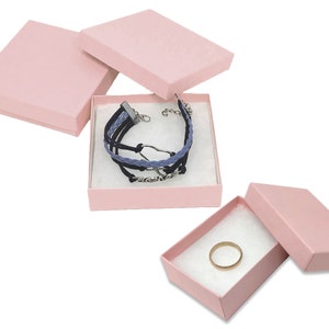 Rosa pastel 3,5 x 3,5 x 1 ou 3 x 2 x 1 polegada Caixas de joias de apresentação cheias de algodão Exibição de presentes de papel Anel artesanal, pulseiras, design de armazenamento EUA
