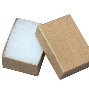 50 marrón Kraft 3.25 "x2.25"x1" algodón lleno de algodón presentación cajas de joyería, papel regalo y exhibición al por menor anillo de almacenamiento de artesanía y cajas de pendientes