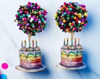 手描きのバースデーケーキダングルイヤリング：レインボービーズのお祝いジュエリー