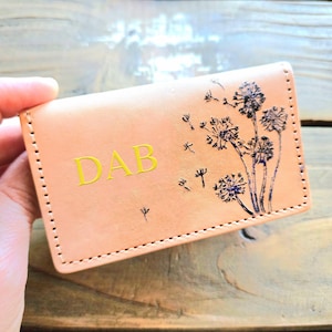 Hand-Tattoo-Design und monogrammiert beige gegerbten Löwenzahn Flyaway Leder Leder Kartenetui, Silber oder Gold, Visitenkartenetui, Bürogeschenk