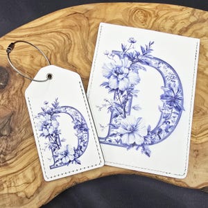Conjunto de porta-passaporte e etiqueta de bagagem de couro com monograma azul chinoiserie, monograma de uma letra, couro branco, presente de viagem personalizado