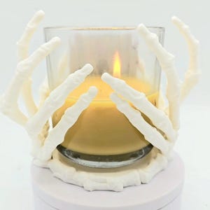 Kandelaar met spookachtige skelethanden: halloweendecoratie, witte botten, veelkleurig, eng ontwerp, 3D-geprint