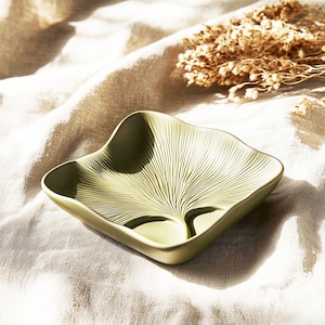 3D Printed Ginko Leaf Jewelry Tray: Modern Desk Organizer