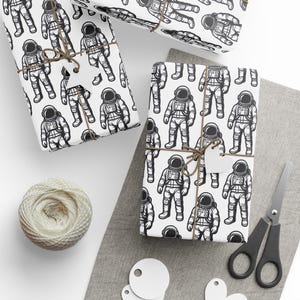 Carta da regalo astronauta in bianco e nero - Carta da regalo spaziale, carta da regalo galattica, articoli per feste celestiali, decorazioni cosmiche, design di razzo spaziale