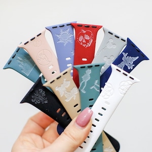 以下が含まれることがあります： ディズニーキャラクターのデザインが施されたカラフルなシリコン製腕時計バンドのセット。バンドは赤、青、緑、白など、さまざまな色があります。各バンドには、ミッキーマウス、ミニーマウス、ドナルドダックなど、さまざまなキャラクターが描かれています。