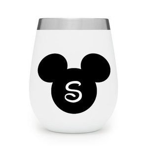 Può includere: Un bicchiere da vino in acciaio inossidabile bianco con una silhouette nera di Topolino e la lettera "S" al centro.
