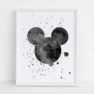 Op de afbeelding: Zwart-witte aquarel illustratie van Mickey Mouse's hoofd met een splatterverf achtergrond.