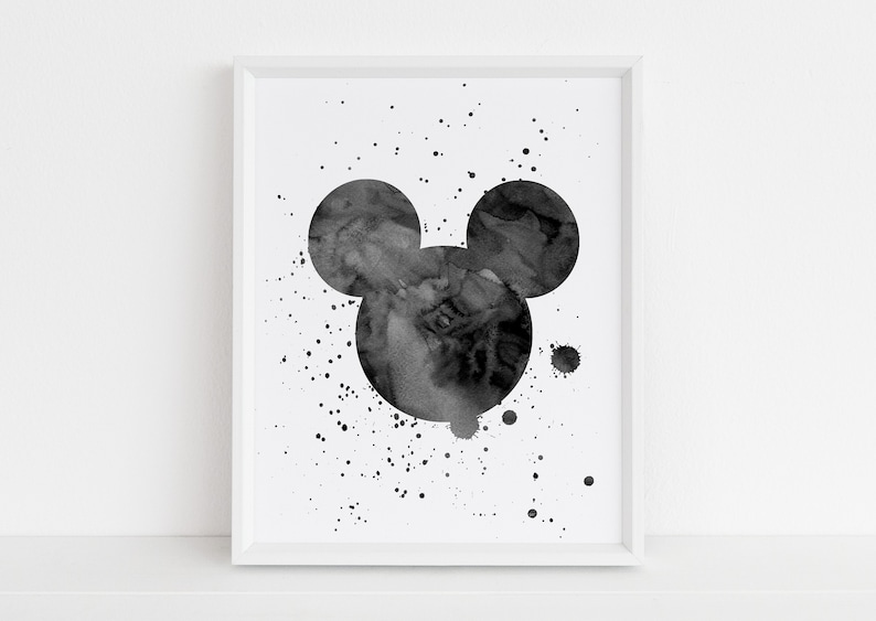 Op de afbeelding: Zwart-witte aquarel illustratie van Mickey Mouse's hoofd met een splatterverf achtergrond.