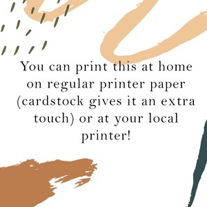 Op de afbeelding: Tekst op een witte achtergrond met abstracte vormen in bruin, perzik en groen. De tekst luidt: "Je kunt dit thuis afdrukken op gewoon printerpapier (karton geeft het een extra touch) of bij je lokale printer!"