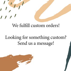 Puede incluir: Fondo blanco con pinceladas abstractas en beige, verde y verde azulado oscuro. El texto en negro dice: "&iexcl;Cumplimos pedidos personalizados! &iquest;Buscas algo personalizado? &iexcl;Env&iacute;anos un mensaje!"