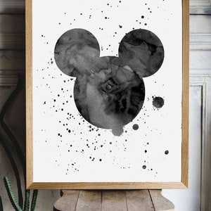 Op de afbeelding: Zwart-witte aquarelverf van Mickey Mouse's hoofd met gespatte verf op de achtergrond.