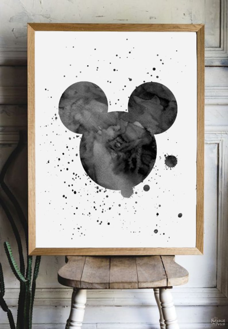 Op de afbeelding: Zwart-witte aquarelverf van Mickey Mouse's hoofd met gespatte verf op de achtergrond.