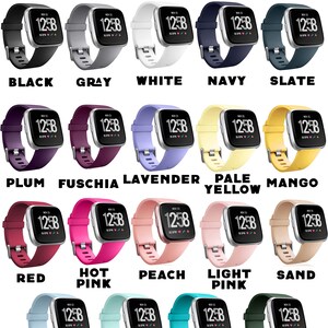 Puede incluir: Un gr&aacute;fico que muestra 18 bandas de reloj de silicona de diferentes colores para los relojes inteligentes Fitbit Versa 3 y Sense. Las bandas est&aacute;n dispuestas en filas de cuatro, con cada color de banda etiquetado debajo. El texto "Versa 3 + Sense Only" est&aacute; en la parte superior del gr&aacute;fico. El texto "WRIST SIZING - S: 5.5"-7.2", L 7.2"-8.7" est&aacute; en la parte inferior del gr&aacute;fico.