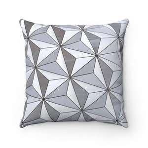 K&ouml;nnte beinhalten: Ein wei&szlig;es und graues Kissen mit geometrischem Muster, das an eine geod&auml;tische Kuppel erinnert.