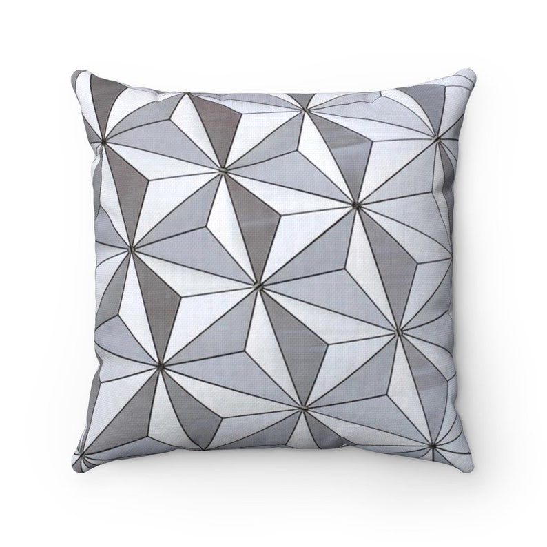 K&ouml;nnte beinhalten: Ein wei&szlig;es und graues Kissen mit geometrischem Muster, das an eine geod&auml;tische Kuppel erinnert.