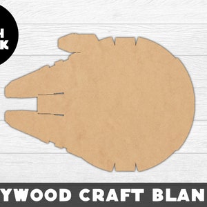 Puede incluir: Una plantilla de madera contrachapada marrón en forma del Halcón Milenario de Star Wars. La plantilla tiene un grosor de 1/8 de pulgada.  PLYWOOD CRAFT BLANKS